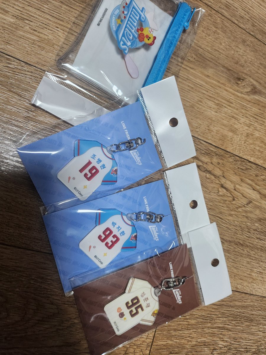 Food 크새 &amp; 허갈닭강정
Drink 스매시블랜디드 &amp; 픽미31 성한와인

문학뷔페 털이 햇습니당
키링도 털이....