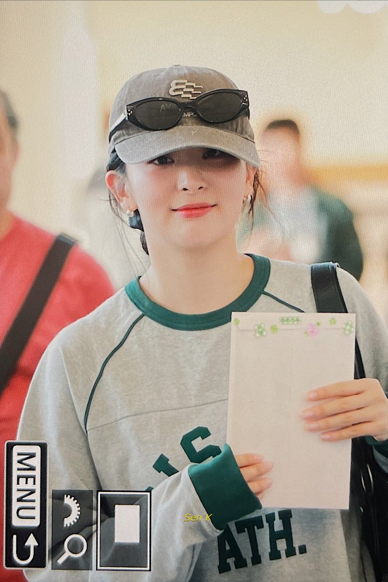sensible_k's tweet photo. 241003 출국 #슬기 #seulgi 당황아아🤢 https://t.co/CE7TEQIpSJ