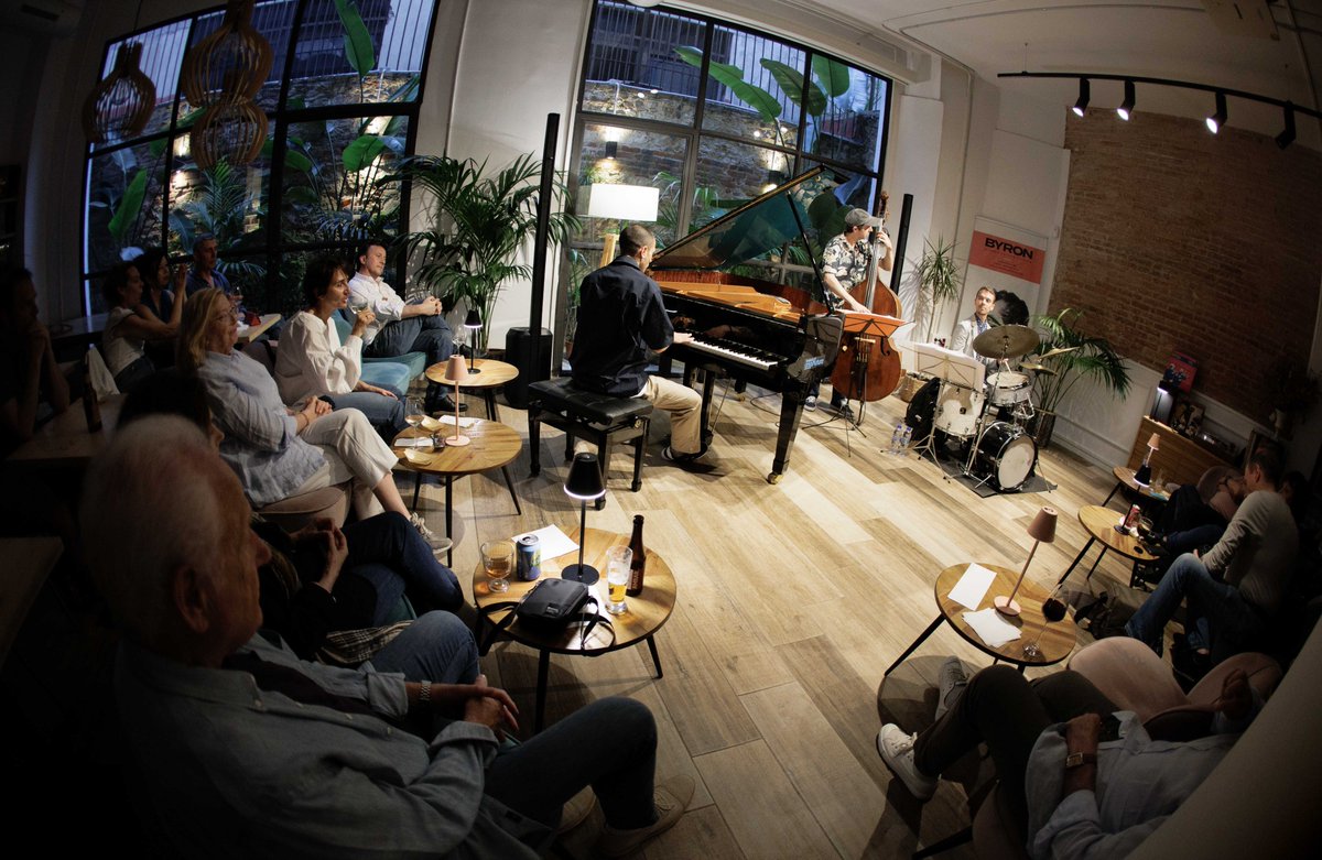Donem la benvinguda a l'ASACC a Byron Concerts!

Un espai a BCN que ofereix recitals en directe en un ambient íntim amb estils musicals com el Jazz, el Blues, el Flamenc, la Música Clàssica, Cuban Rave… Aforament de 120pax per gaudir de concerts en un entorn molt acollidor! 🤍