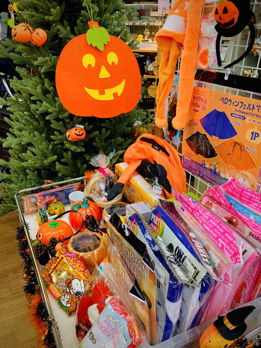 off_nagahama's tweet photo. 10月といえばハロウィン🎃
店内では小物、コスプレ随時補充中です♪
大きなツリーが目印です🌲 https://t.co/bBVAoPJtXh