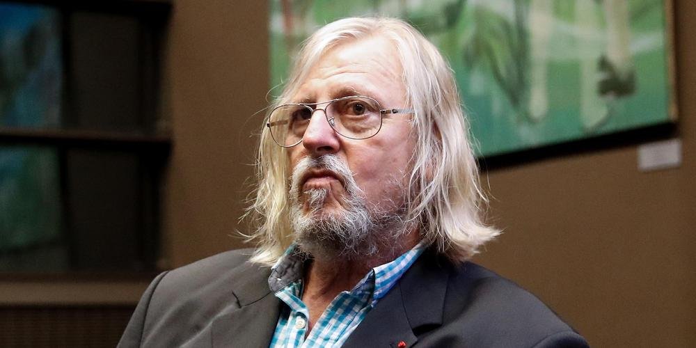 Sanction alourdie en appel pour Didier Raoult.

Après avoir reçu un simple blâme en 1ère instance fin 2021, D. Raoult (aussi visé par une enquête judiciaire portant sur des soupçons d’essais cliniques sauvages) est maintenant interdit d’exercer la médecine pendant 2 ans.

1/2