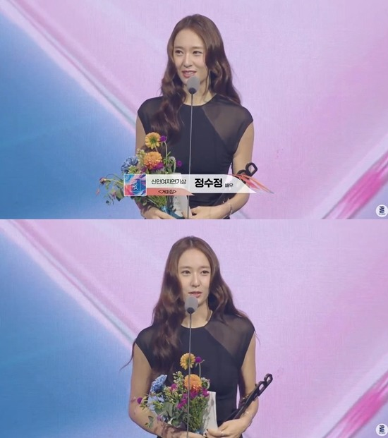 KDramaHandle's tweet photo. #Krystal won the 'Best New Actress Award' for #Cobweb movie at the Buil Film Awards. https://t.co/U2rscfRHVn