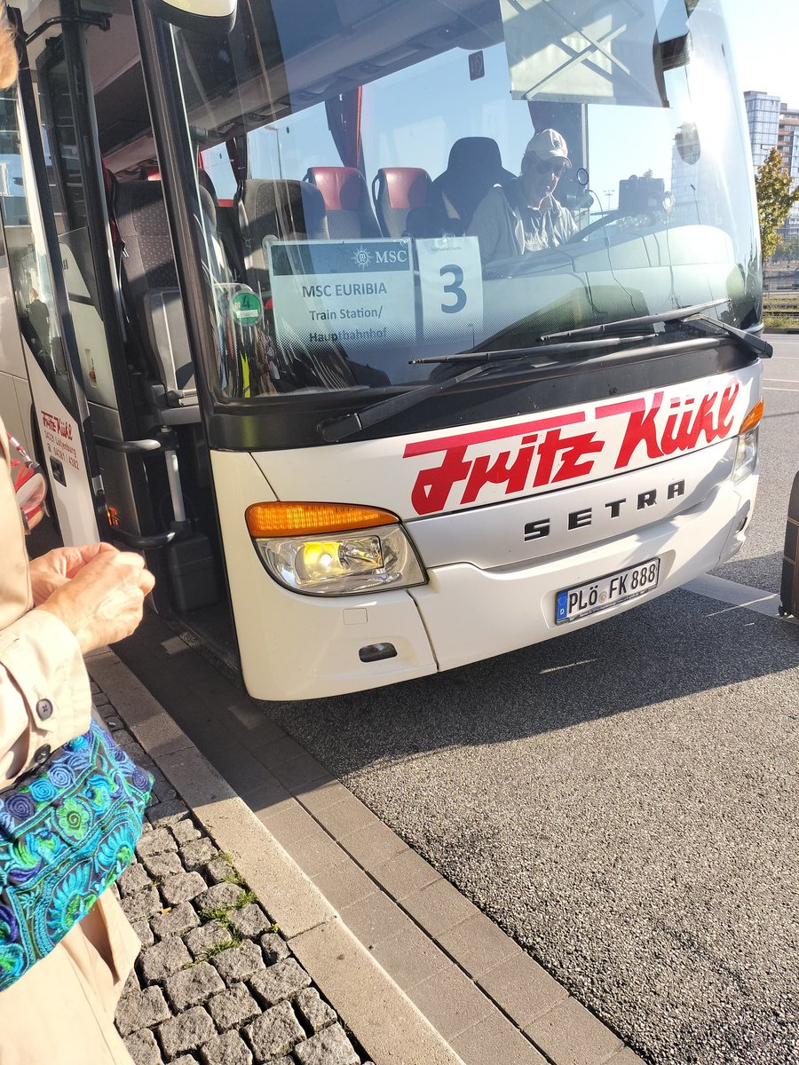 shinn__shinn's tweet photo. 2024いまたび65
車降りるとヨットクラブの人々のスーツケースが〜これで優先関係は終了😂
バスに乗って　#キール　駅へ
#ハンブルグ　駅へ向かいます〜
本日のお宿は　#マリオット
NUAは通らず
ホライズンスイートへ☺️
ありがとう
ウェスティンハンブルグ

#旅行 #クルーズ #MSC #euribia #yachtclub https://t.co/jl6kTTVdLN