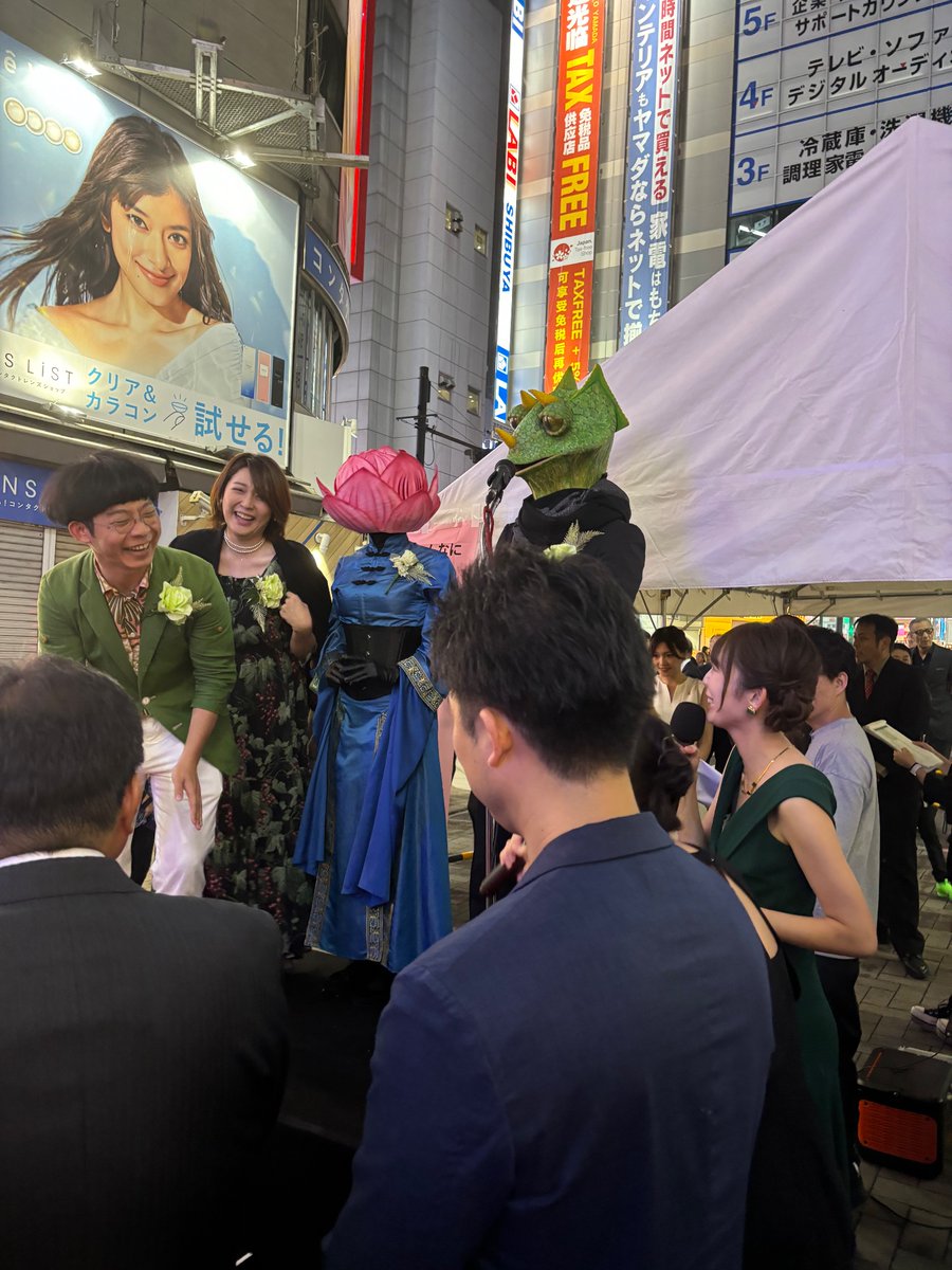 DissimulationSF's tweet photo. Director Sam Weeks Just walked the red carpet in Japan, for the Tokyo Tanpen film festival, for Dissimulation! 

#festivals #sci-fi #shortfilm #comingsoon  #dystopian #steampunk #moviemaking #director #producer #writer #cinematography https://t.co/yXzYnFGRCt