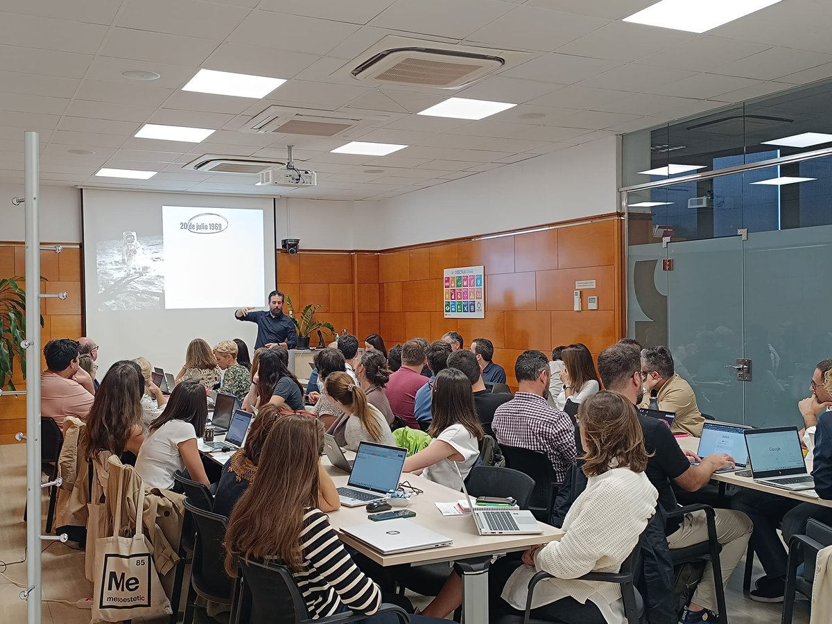 CSC_Consorci's tweet photo. El #ConsorciCSC acull, avui i demà, el Taller teòric i pràctic sobre Intel·ligència Artificial Generativa. 🤖 #iA

🗣️ Amb Néstor Guerra i Francesc Garcia-Cuyàs. 

➡️ La primera sessió, celebrada el passat juliol, va ser una exposició teòrica amb la presentació de casos d'ús. https://t.co/nF60bLvXZh