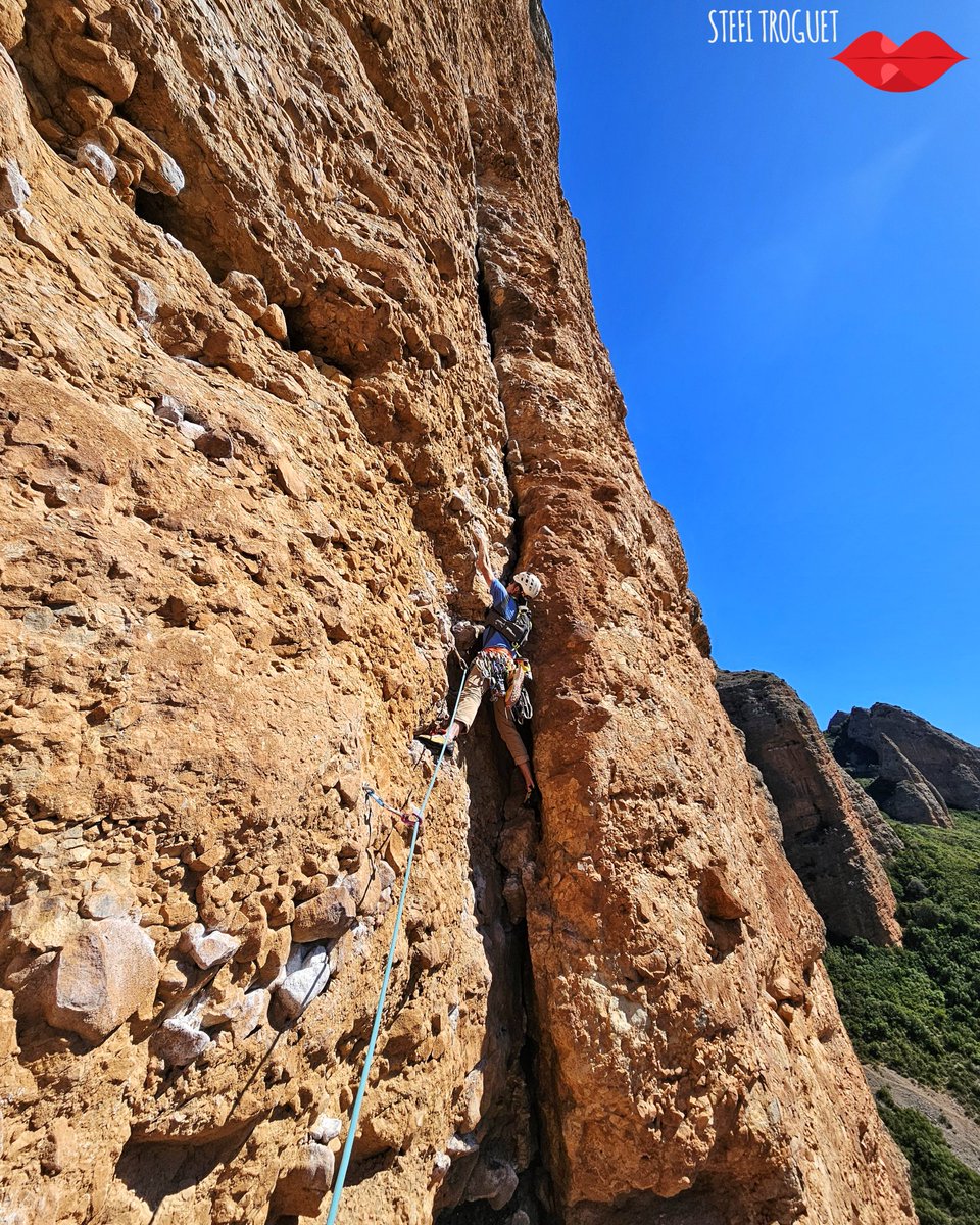 ETroguet's tweet photo. RIGLOS 🥔🧗🏻‍♀️. 

🧗🏻‍♀️ "La Mosquitos", 250m, 6b. La Visera.
🧗🏻‍♀️ "Quinta chimenea" + "Vía de servicio", 285m, 6c (V+ obl). La Visera. 

⬇️Post 1/4 ⬇️

#Riglos #Huesca
#LaSportiva #WeAreMountaineers #xbionic #xBathlete #xSocks #xbAthletesTeam  #viladomatEsports #TheHarmonyOfElements https://t.co/3ANtjC3PUn