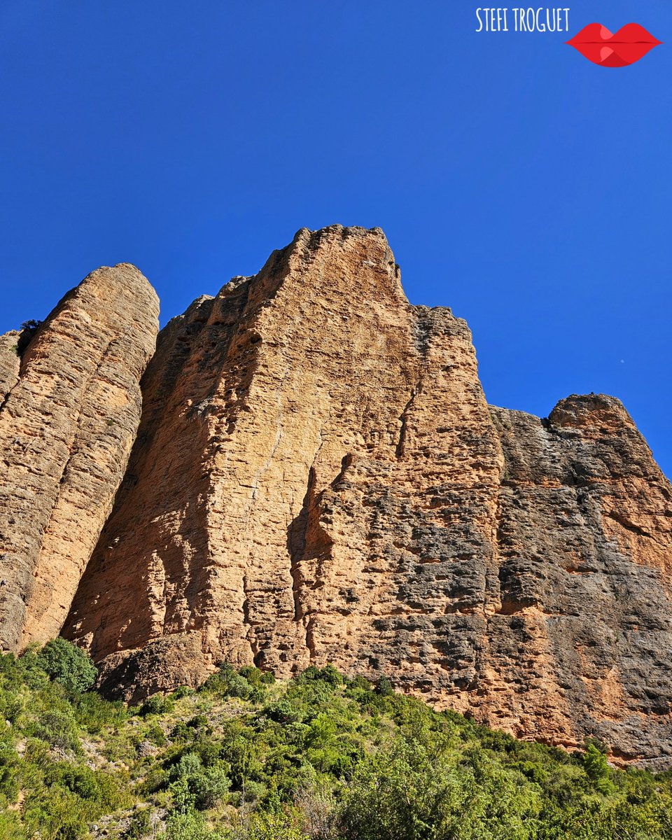 ETroguet's tweet photo. RIGLOS 🥔🧗🏻‍♀️. 

🧗🏻‍♀️ "La Mosquitos", 250m, 6b. La Visera.
🧗🏻‍♀️ "Quinta chimenea" + "Vía de servicio", 285m, 6c (V+ obl). La Visera. 

⬇️Post 1/4 ⬇️

#Riglos #Huesca
#LaSportiva #WeAreMountaineers #xbionic #xBathlete #xSocks #xbAthletesTeam  #viladomatEsports #TheHarmonyOfElements https://t.co/3ANtjC3PUn