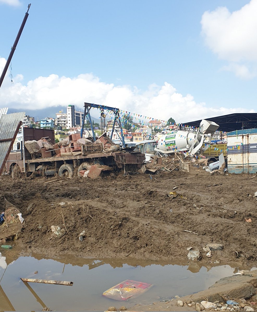 खोलालाई खोला जसरी बग्न दिनु पर्छ कुलो बनाउदा को परिणाम 😪
#flood #nakhu #khola