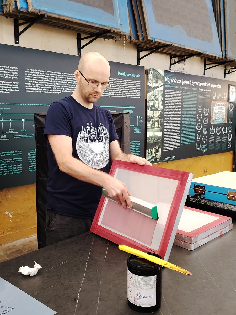 turdusconcept's tweet photo. Sezon warsztatowy w pełni, jesteśmy po zajęciach w Żyrardowskim Muzeum Lniarstwa oraz w Warszawie w Pracowni OHO. Także w naszej pracowni w Będzinie odbywają się zajęcia indywidualne.
@turdus_marek jest w swoim żywiole! Wszystkim uczestnikom dziękujemy za udział! https://t.co/gixHHSwjIE