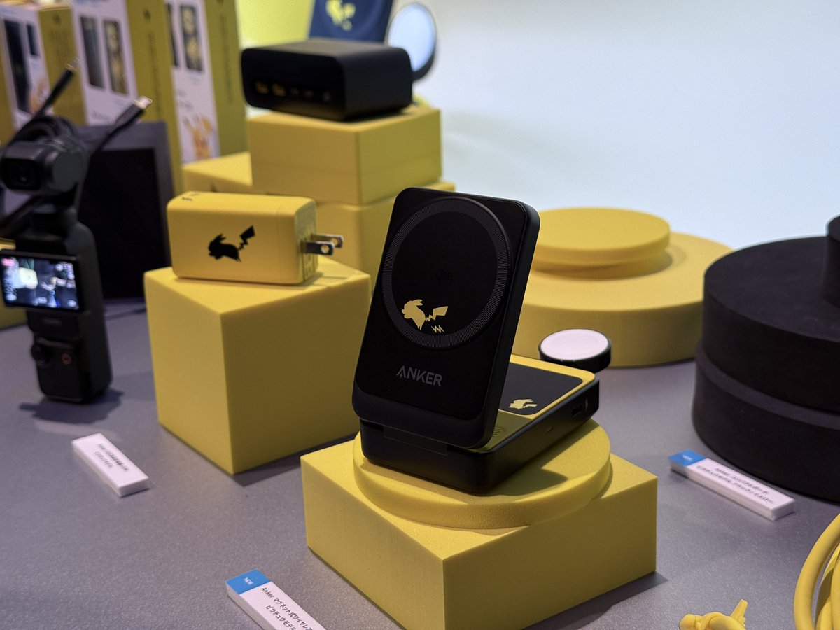 takabon_QOL's tweet photo. Ankerの新製品発表会にご招待いただきました!ワイヤレス充電に対応した耳掛け式イヤホンや、ハンディ・スティックに変形するロボット掃除機などなど、楽しみな製品がたくさんでした。ピカチュウの充電器かわいい。
#APC24Fall https://t.co/BRSewRTaRc