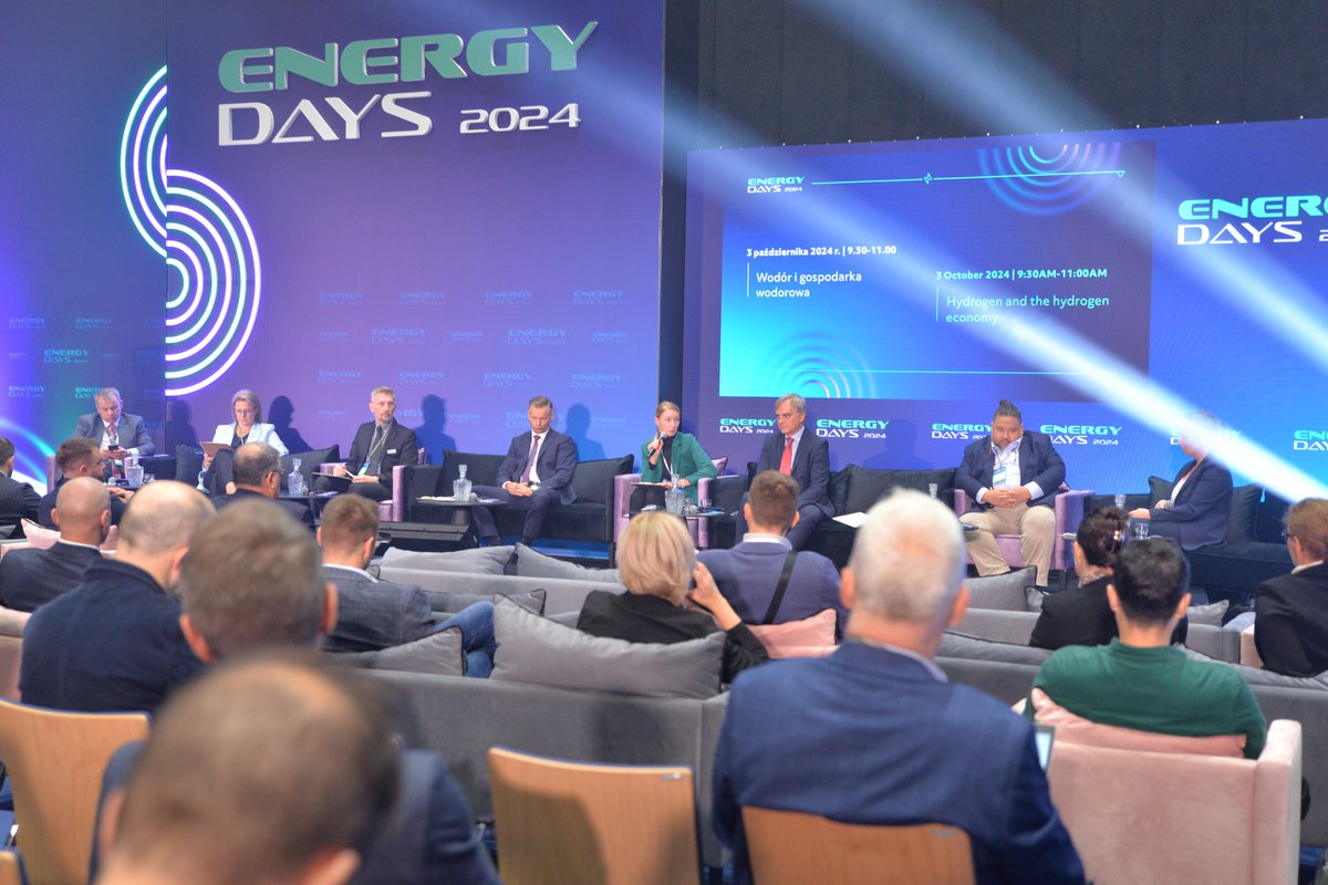 GAZ_SYSTEM's tweet photo. W #Katowice rozpoczął się drugi dzień konferencji @Energy_Days. W panelu "Wodór i gospodarka" udział bierze dyrektor Pionu Transformacji Energetycznej GAZ-SYSTEM Agnieszka #Ozga:

🗣️Budowa rynku wodoru wymaga stabilnych ram regulacyjnych oraz jasno określonych celów w ramach polityki energetycznej Polski, zarówno w ujęciu krótko, jak i długoterminowym. Strategia dekarbonizacji gospodarki, przygotowanie odpowiednich przepisów oraz opracowanie struktury finansowania rynku to kluczowe elementy dla rozwoju sektora wodorowego oraz transformacji energetycznej z wykorzystaniem #wodór. Obecnie procedowana nowela prawa energetycznego ma https://t.co/v2Hv1jg3wW zaadresować kwestie związane z uregulowaniem rynku wodoru, te działania postrzegamy pozytywnie.

#GAZSYSTEM aktywnie angażuje się w budowę rynku wodoru w 🇵🇱. Przeprowadziliśmy badanie #WodorowaMapaPolski, a wyniki zostaną ogłoszone do końca br. Na tej podstawie opracowane zostaną pierwsze plany dot. krajowej sieci wodorowej. Równolegle współpracujemy przy rozwoju Nordycko-Bałtyckiego Korytarza Wodorowego i aktywnie działamy w ramach prac związanych z powołaniem #ENNOH.
