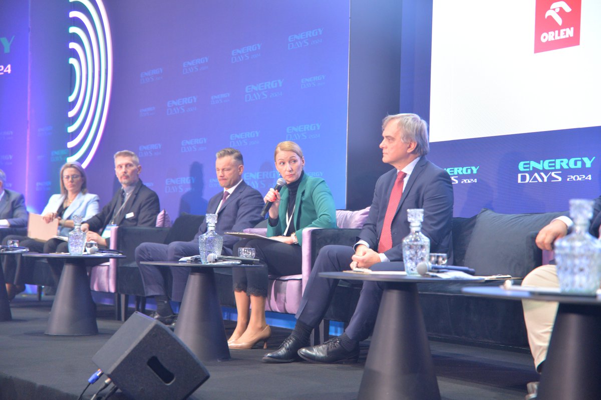 W #Katowice rozpoczął się drugi dzień konferencji <a href="/Energy_Days/">Energy Days</a>. W panelu "Wodór i gospodarka" udział bierze dyrektor Pionu Transformacji Energetycznej GAZ-SYSTEM Agnieszka #Ozga:

🗣️Budowa rynku wodoru wymaga stabilnych ram regulacyjnych oraz jasno określonych celów w ramach