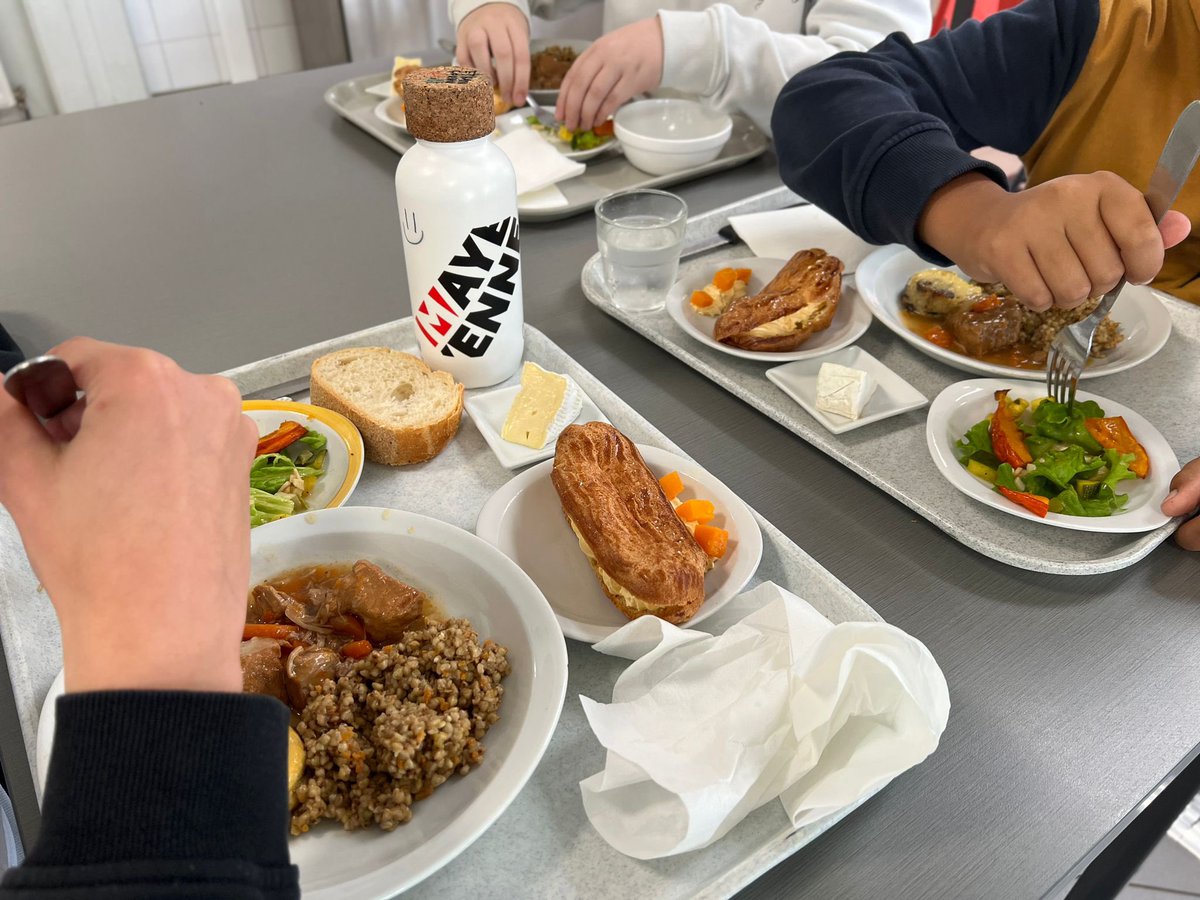 lamayenne's tweet photo. #LeGrandRepas 🍽️ Jérôme Lebreton, chef de cuisine mayennais, est venu préparer ce midi le menu du collège d’Andouillé ! Une animation pour sensibiliser sur l’alimentation, plus saine et durable. Le Département de la Mayenne vise à atteindre 75% des produits locaux d’ici 2028 https://t.co/EcCVqb62AE
