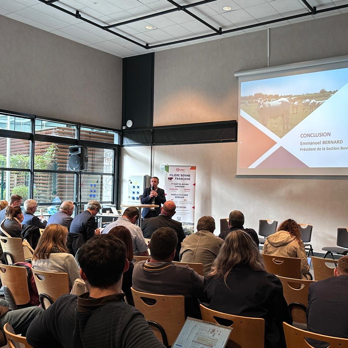 Interbev_fr's tweet photo. Conclusion d'Emmanuel BERNARD, président INTERBEV Bovins
Pour garantir la #SouverainetéAlimentaire et la durabilité de la filière bovine, il est nécessaire de :
1️⃣ Ne pas relâcher les efforts sur la #contractualisation : étendre les contrats à toutes les exploitations, naisseurs, naisseurs-engraisseurs et engraisseurs pour stabiliser durablement le cheptel.
2️⃣ Assurer une juste rémunération de la production française pour pérenniser l’export de viande et de bovins vivants vers nos partenaires.
Ces actions sont nécessaires pour valoriser les atouts du modèle d’#élevage herbager français et répondre aux attentes des marchés et des consommateurs.
#SommetElevage