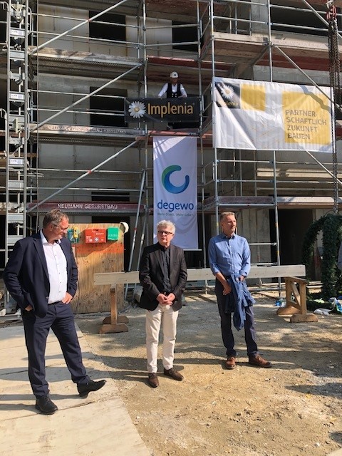 BERLIN FLATS
The housing company degewo.de is building in Berlin 61 flats, a day-care centre and a playground. The topping-out ceremony for this new building was recently held. Our Manager Gerd Jäger was present, the design was developed by our Berlin office.