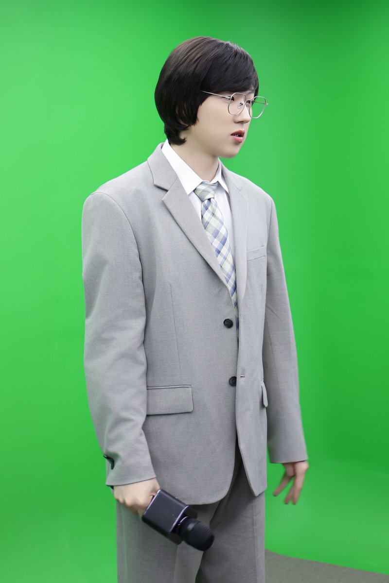 pitter_patter38's tweet photo. 이거 그거잖냐 더벅머리에 왕큰안경으로 미모를 숨김 https://t.co/YgSb921Udb