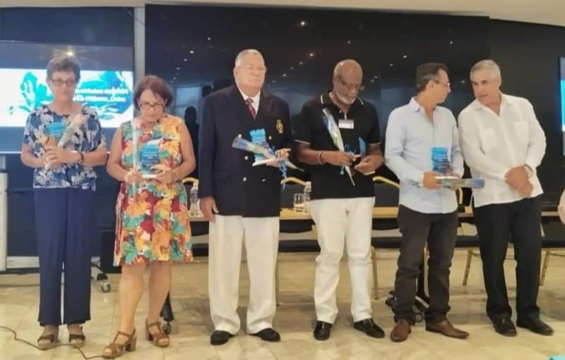 Confieren Premio Nacional de Ciencias del Mar
Cinco profesionales con méritos relevantes en la investigación, la docencia y aportes notables al conocimiento de los recursos marinos de Cuba y su conservación, recibieron el Premio Nacional de Ciencias del Mar 2024
