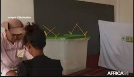 AFRICA24TV's tweet photo. 🇲🇬#Madagascar, Dans le cadre des élections municipales et communales, une trentaine de dossiers de candidature ont été rejetés par les Organes de vérification et d'enregistrement des candidatures (#Ovec). La liste définitive des candidats aux prochaines élections sera publiée le 8 octobre 2024.