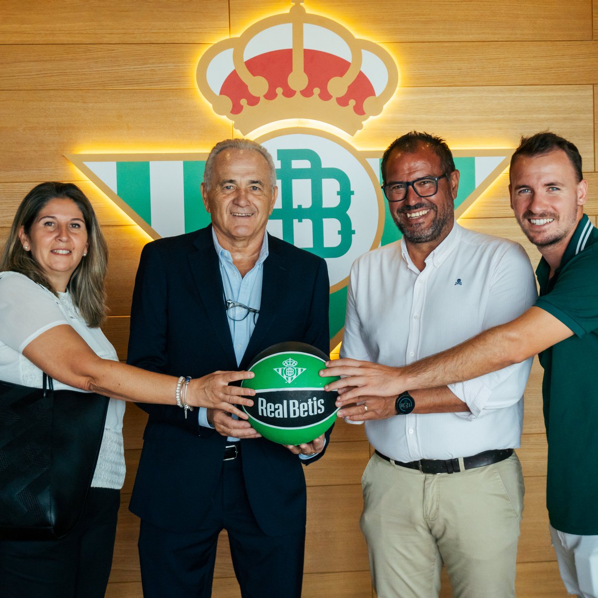 El Ayuntamiento de Brenes, junto al Club Social Jacarandá, firman un acuerdo de colaboración con la Fundación Real Betis Balompié ✍️💚

➡️ realbetisbalompie.es/noticias/area-…