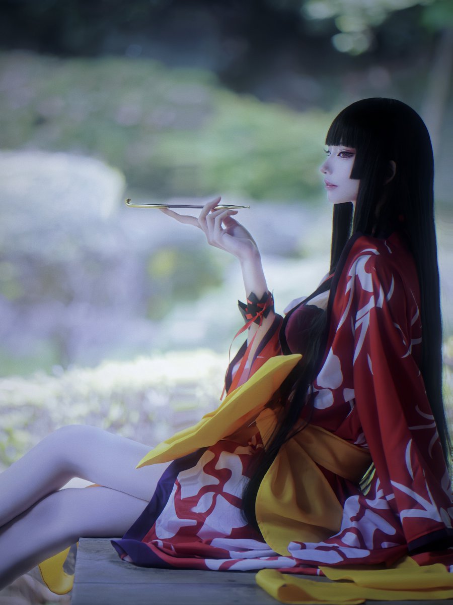cos xxxHOLiC/壱原侑子
.
.
                  世界〈セカイ〉はね

　　　　　　　　　　　在（あ）るんじゃないの

           自分で

                          創〈ツク〉るものなのよ
.
.