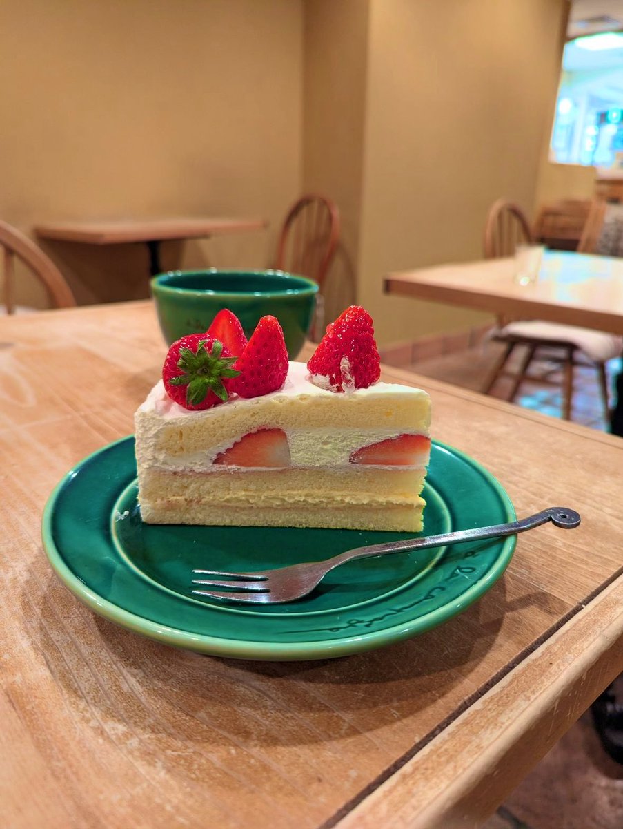k35nago's tweet photo. ア・ラ・カンパーニュさん名古屋三越店
ひっそりとある人気店
デパ地下にあるだけありお手頃価格、フルーツをふんだんに使用したタルトが人気なんだけど、このときは初めてショートケーキにしてみた🍓美味しかったよ😊

紅茶もカフェボウルで出てきて可愛いよね♪ https://t.co/t9B5FzLzNB