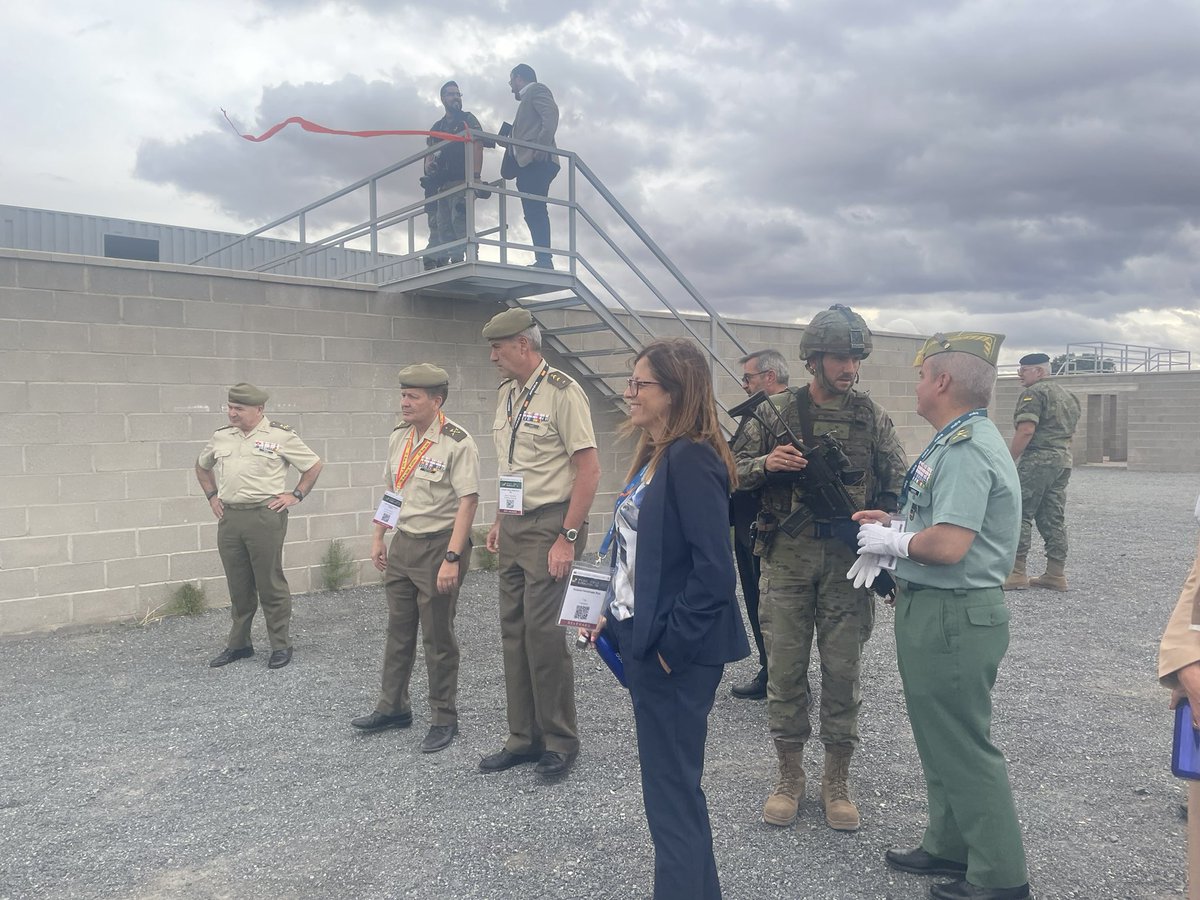 SusanaHdezRuiz's tweet photo. En el Foro 2E+I Ejército 35,para escuchar las necesidades futuras del @EjercitoTierra y la integración de nuevas capacidades en el mismo.
Es un orgullo como país comprobar el compromiso de tantos hombres y mujeres tanto de las Fuerzas Armadas y @Defensagob como de las empresas. https://t.co/6NlKWyyRWK