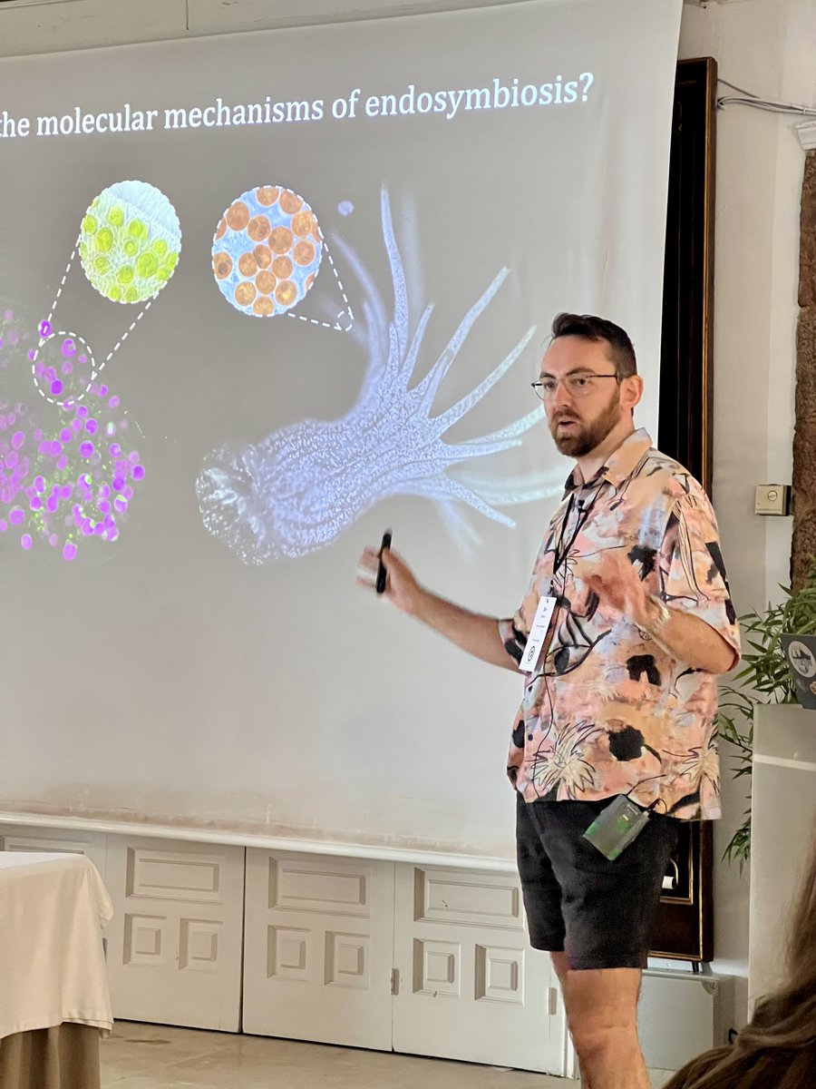⁦<a href="/realBenJen/">Ben Jenkins</a>⁩ tells us about glycans in cell/cell recognition for symbiosis. #CGUE