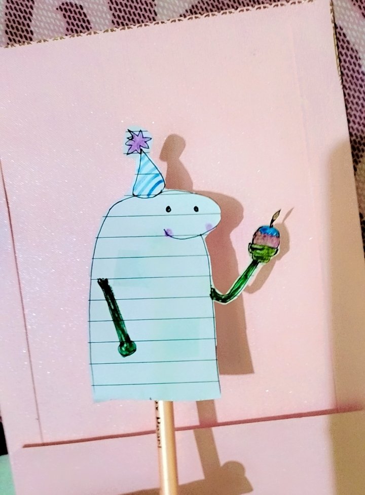 Dilbeparwah_'s tweet image. This is my leader mr. Aditya 🥳
He's wishing me ( Rushii ) Happy Birthday 🎂 in advance 
With a small cake in his hand because he's Kanjoos gift bhi nhi laya firbhi itni bholi shakal h mene party de di 🥰

#TweetaPalooza #TreasuresTriumph  #Finaleweek
@tweetapalooza_