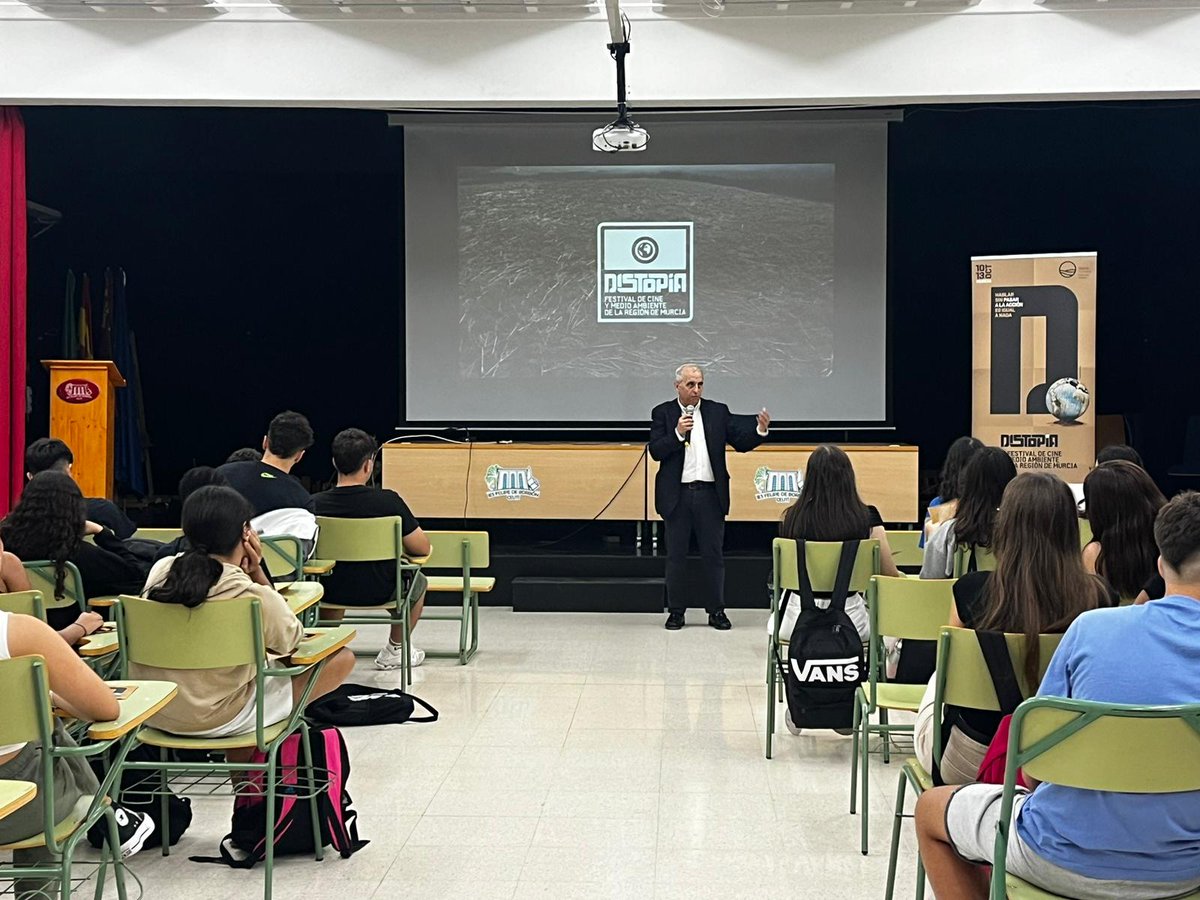 🎬✨ Nuestro presidente presenta los cortos finalistas a los 108 jurados del IES Felipe de Borbón en Ceutí! 🌍📽️Si quieres saber cuáles han sido los seleccionados puedes descubrirlo consiguiendo las invitaciones para el festival desde nuestra página web en distopiafestival.com