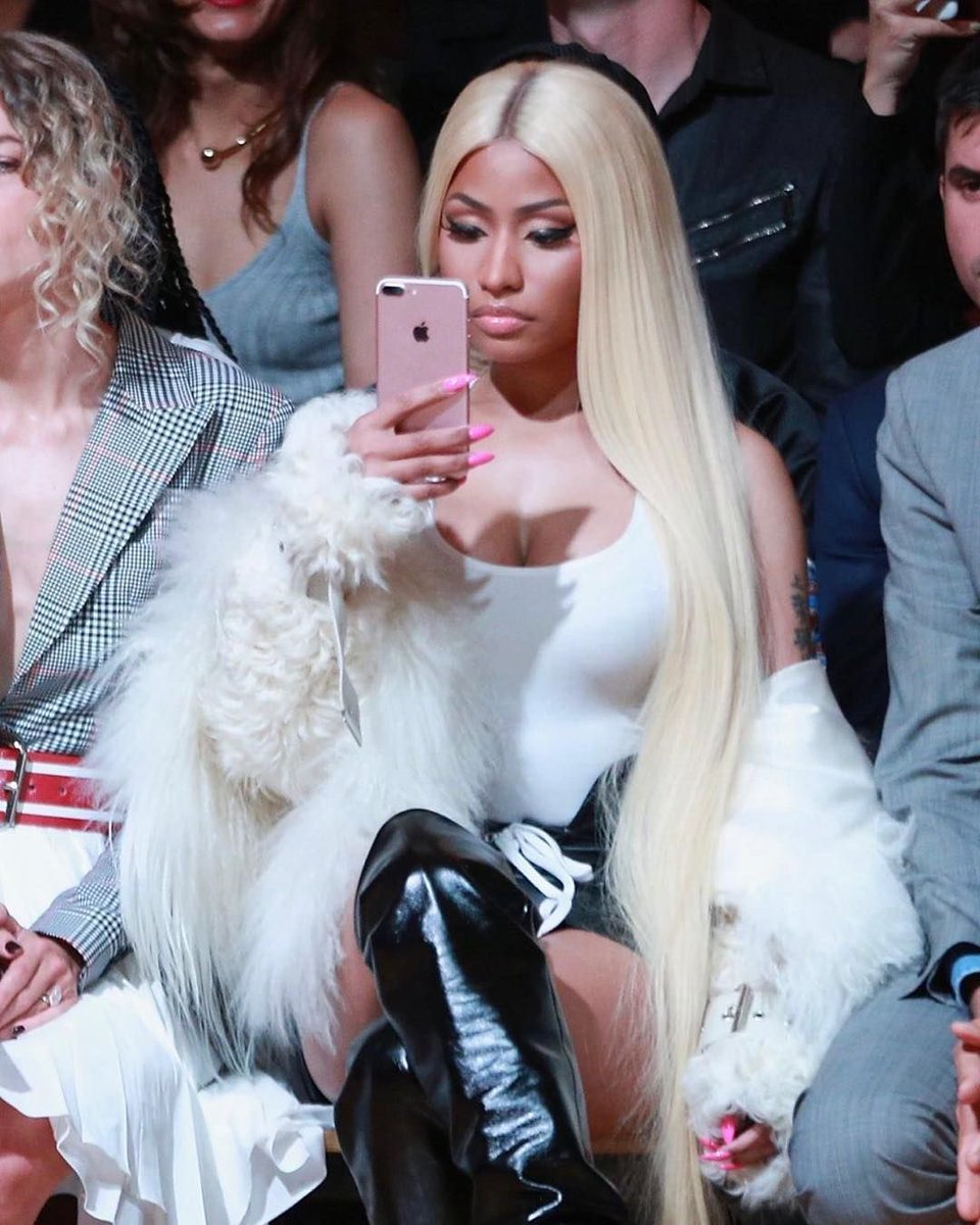 IsDatGio's tweet photo. Idk how to turn up anymore, I be at the club checking my emails https://t.co/YPNYn8MtVt