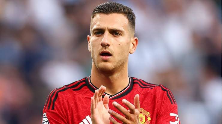 I love Dalot but this guy is a terrible man-marker. 

He has been at fault for conceding many goals this season and is definitely not suited to play left back. 

#MUFC          #PL          #EL