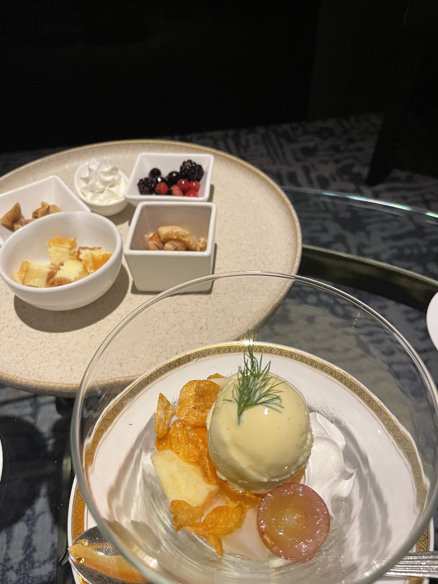 pippy231231's tweet photo. 秋のイブニングハイティー🍎🍇🍐
フルーツソース6種類がついていたのとデザートのパフェは自分で仕上げるようになっていたのが、新しかった!
#コートヤード新大阪 #bar19 https://t.co/Y6APN8kWCG