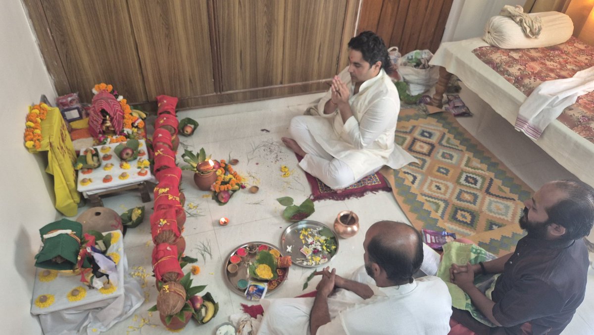 Siddh_vindhya's tweet photo. जगत जननी माँ जगदंबिका की आराधना के पावन पर्व नवरात्र की शुभ बेला पर आज निज निवास पर विधि-विधान के साथ देवी अर्चन कर कलश स्थापना की।

भगवती दुर्गा महारानी समस्त चराचर जगत का कल्याण करें, सभी नागरिकों को सुख, समृद्धि और वैभव प्रदान करें, यही मंगलकामना।

#Siddharth_Tiwari_Raj #Teonther #नवरात्र