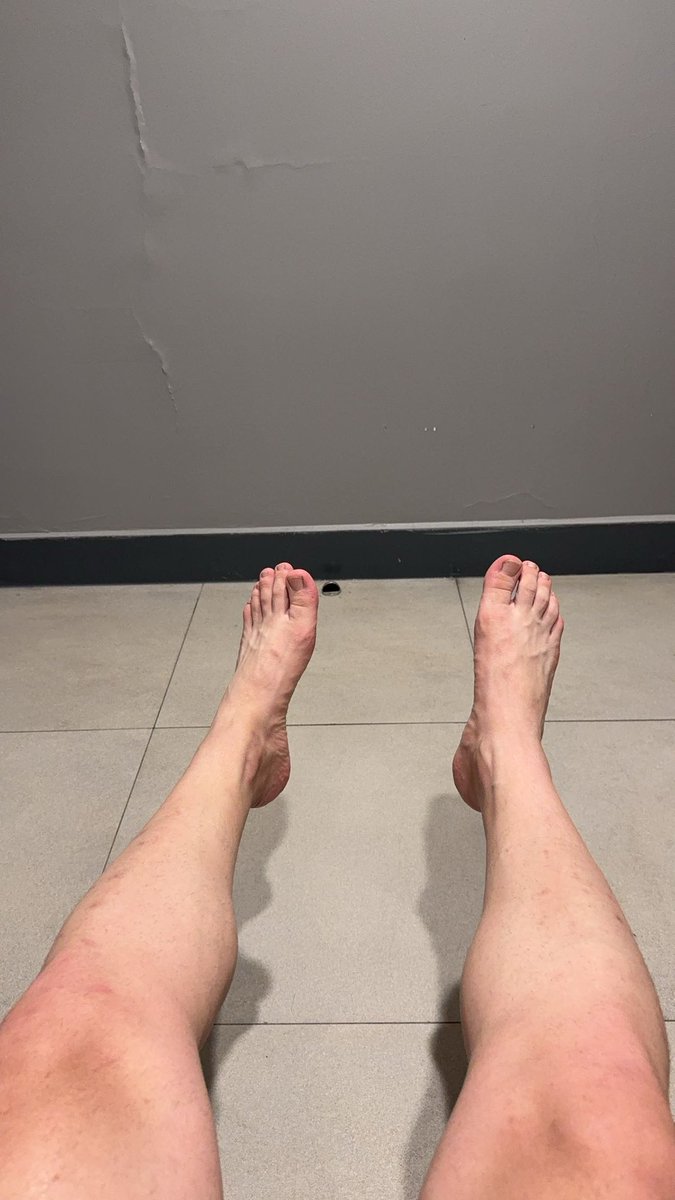 ayaklarıma masaj yapmak isteyen köleler dm gelin #Feet #feet #feetworshi̇p #feetmale #master #slave