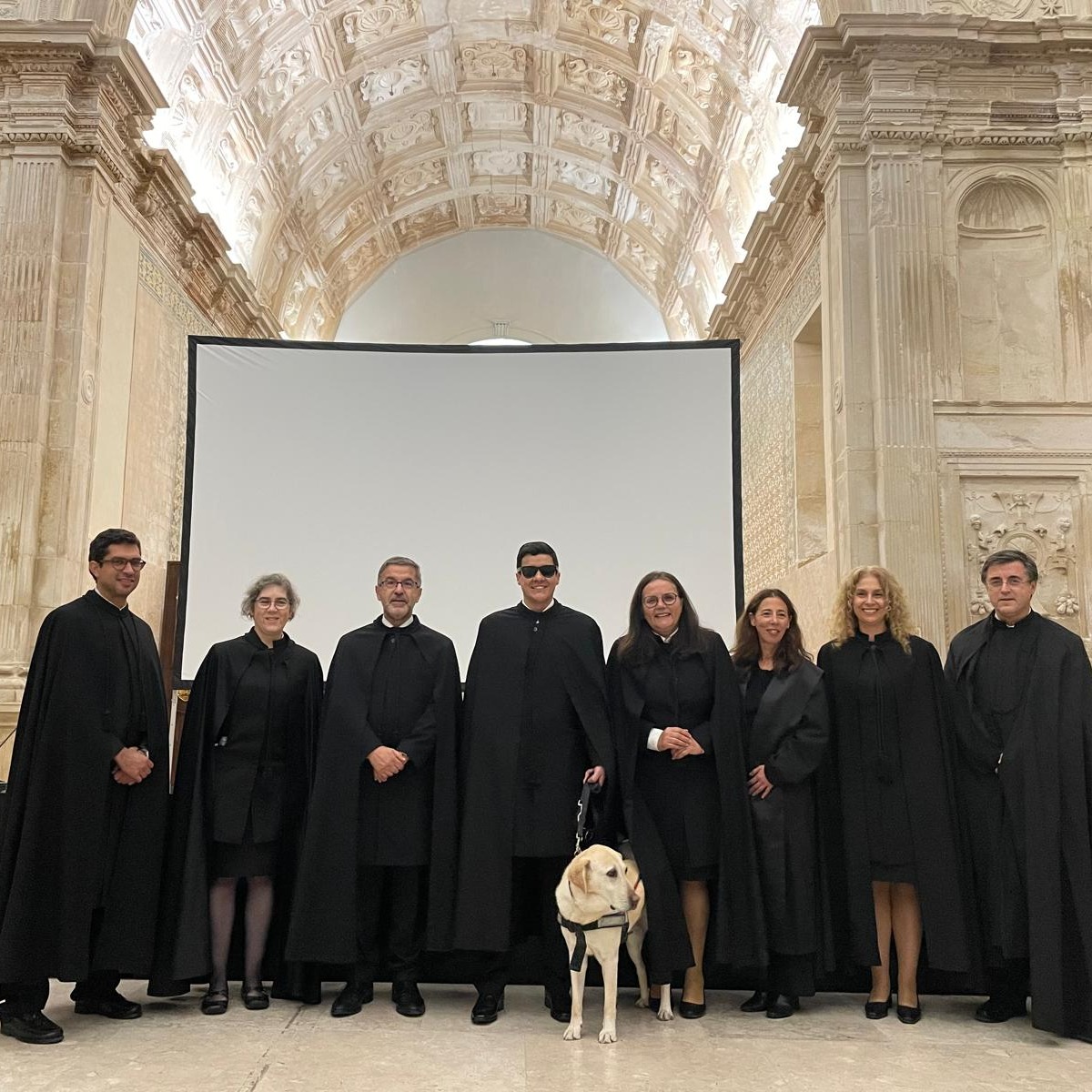 Ontem foi um dia especial. O Pedro Amauri de Oliveira tornou-se o primeiro estudante invisual a concluir o doutoramento na secular Faculdade de Direito da Universidade de Coimbra. Muitos parabéns!