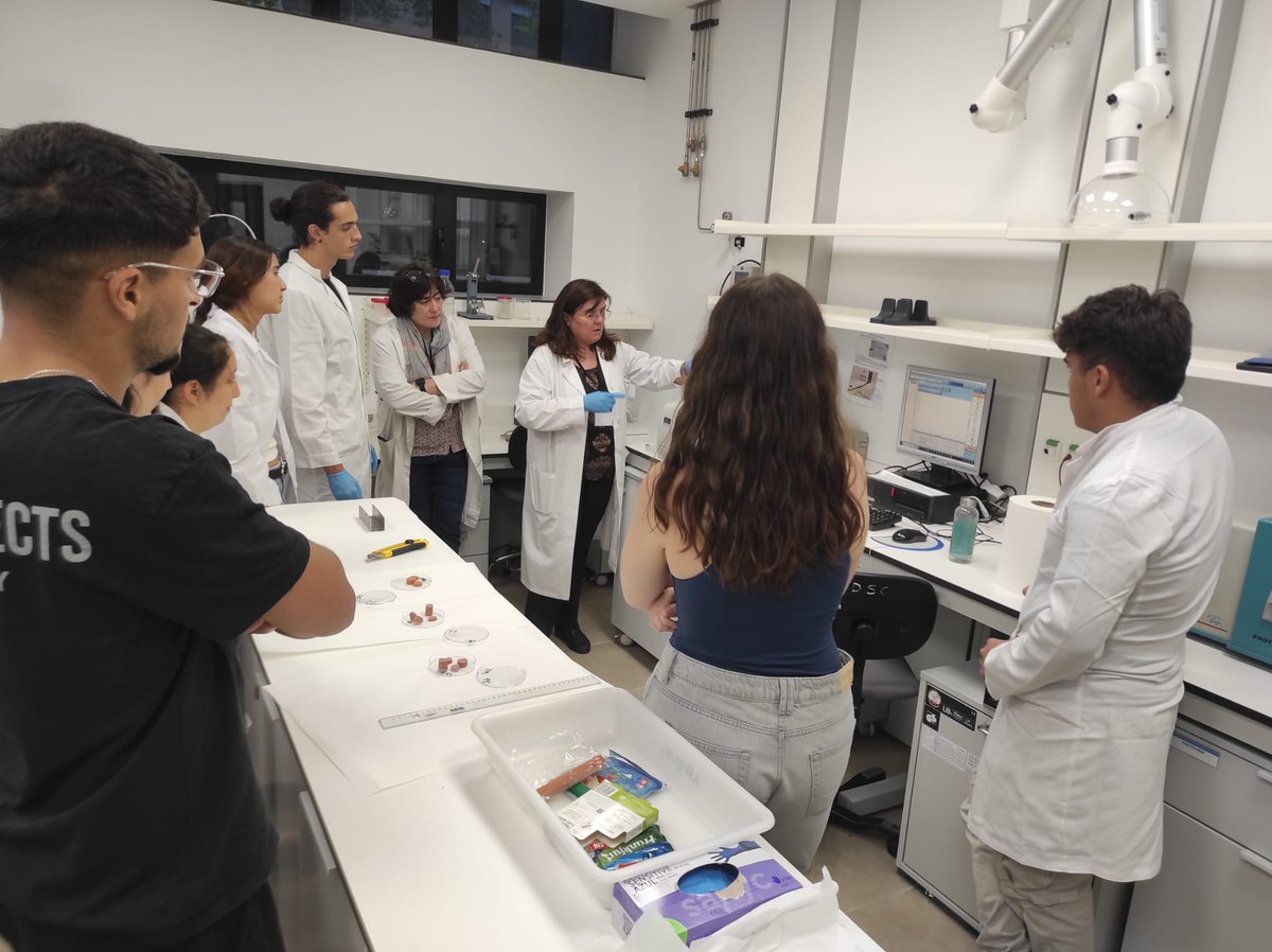 masterMIA_UCM's tweet photo. Nuestro alumnado tuvo la oportunidad ayer de visitar el @ICTAN, donde pudieron conocer de primera mano las técnicas de cromatografía, espectrometría y ATR-FTIR, además del análisis de cafeína y azúcares en bebidas y las propiedades texturales en salchichas. ¡Qué interesante!🧐😀 https://t.co/BeCr4XAjJW