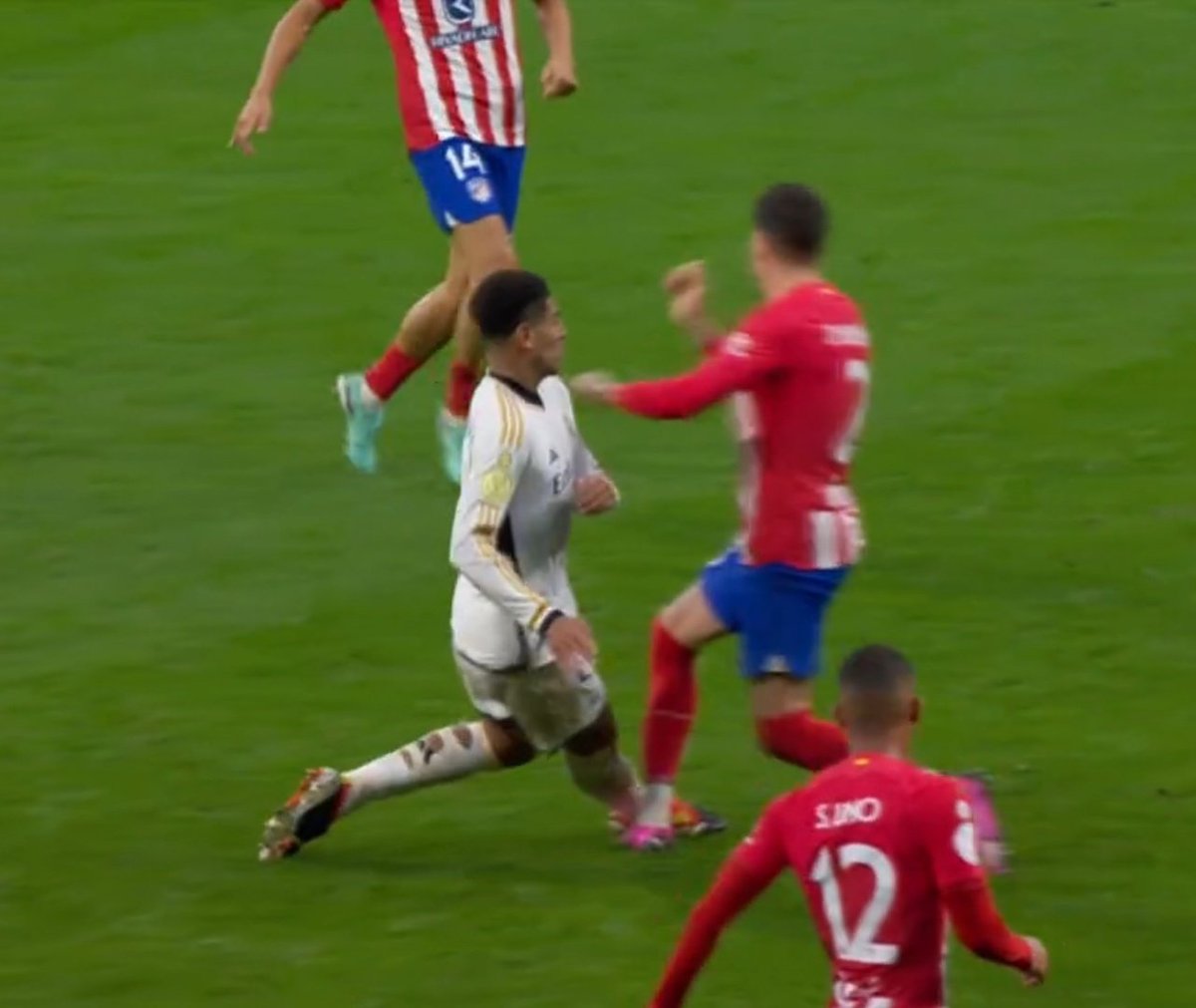 JONAS_CACHORRA's tweet photo. @MadridSports_ @HdeHelena_RM Prohibido olvidar que en ese mismo partido esto fue amarilla para bellingham y que bellingham SI HABIA TOCADO EL BALON, de hecho el tenia la posesión de la redonda https://t.co/gZ6HtB9TPh