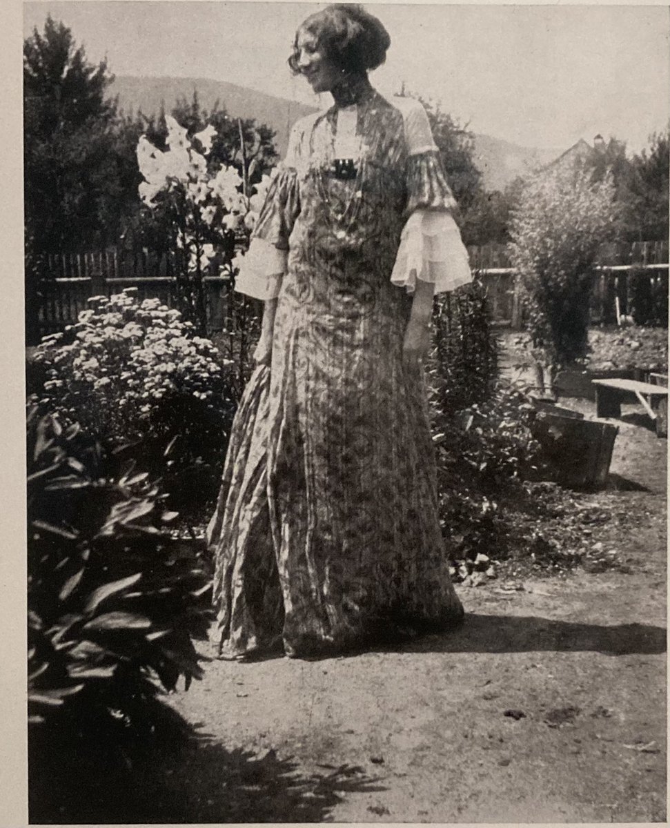 OSvastics's tweet photo. Emilie Hanım’ın bu fotoğraflarını çeken de Gustav Klimt’miş meğerse… Leopold Müzesi’ndeki hikâyeleri anlatırken @aliyet Bey dikkatimi çekti de öyle öğrendim. Reform elbisesi denen bu korsesiz giysileri 1900’lerin başında Emilie Flöge tasarlamış. #modatarihi #emilieflöge #viyana https://t.co/E2SCJr8MQl