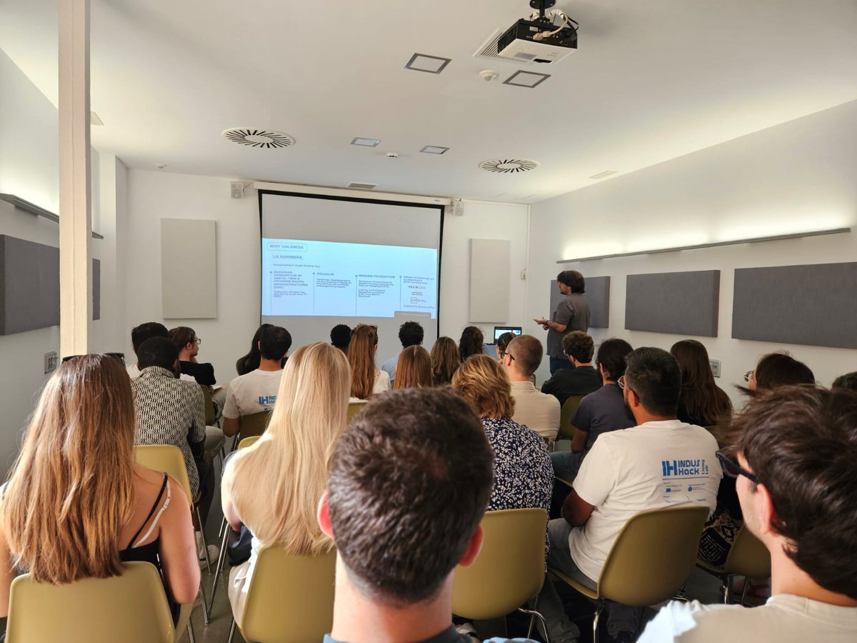 vlcinnovation's tweet image. VISITA | 👩‍🎓 Estudiantes de diversas universidades europeas y de la @UPV  que participan en el  #Indushack #LivingLab han visitado esta mañana @VLCInnovation #LasNaves 

🍃Han conocido nuestro centro y proyectos de #Sostenibilildad y #Descarbonización como #LasNavesBrillen