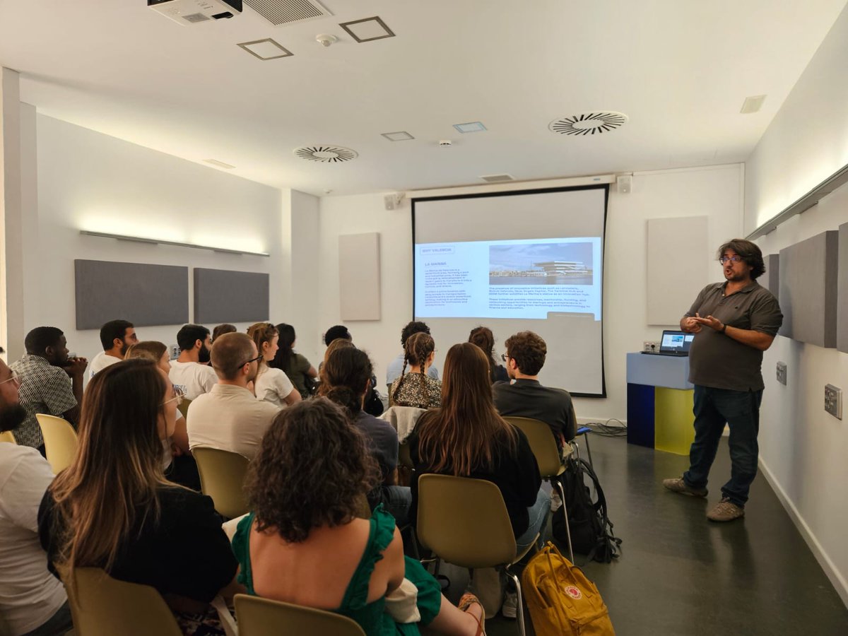 vlcinnovation's tweet image. VISITA | 👩‍🎓 Estudiantes de diversas universidades europeas y de la @UPV  que participan en el  #Indushack #LivingLab han visitado esta mañana @VLCInnovation #LasNaves 

🍃Han conocido nuestro centro y proyectos de #Sostenibilildad y #Descarbonización como #LasNavesBrillen