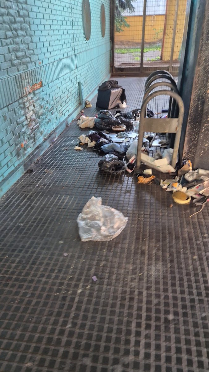 g_dinapoli's tweet photo. Entrada estación Varela Línea E, Flores cada vez más sucio y el @gcba se enfoca en otros barrios que no estén en el sur de la ciudad. @jorgemacri prioza la zona sur de una vez. @basubte @BA147 @bacomuna7 https://t.co/pgotDG9Cne