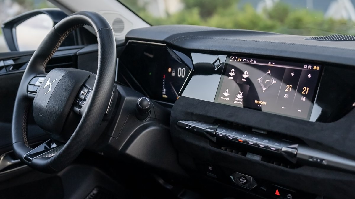 DS_Turkiye's tweet photo. İç mekanda sunduğu ileri teknolojileri ve sportif tasarımıyla DS 4 PERFORMANCE LINE, dinamizm ve zarafeti kusursuz şekilde harmanlıyor.
#DS #DSautomobiles #DS4 #PerformanceLine https://t.co/XT1RF0fPZx