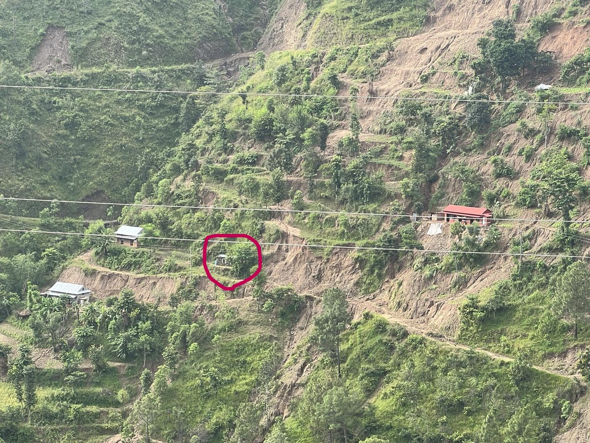 gbudhathoki's tweet photo. बीपी राजमार्गभन्दा तीन/चार किलोमिटर माथि अपाङ्गता भएका एकजना व्यक्ति उहाँ एक्लै हुनुहुन्छ।न्, पहिरोले घेरिएको यो घरमा । शारिरिक रूपमा अशक्त उहाँ एक्लै हुनुहुन्छ। पहिराेकाे जाेखिममा हुनहुन्छ । उहाँको शीघ्र उद्धार तथा व्यवस्थापन होस् ।

तस्वीर: बच्चु कोइराला/दुम्जा https://t.co/jTt0Hhzxo9
