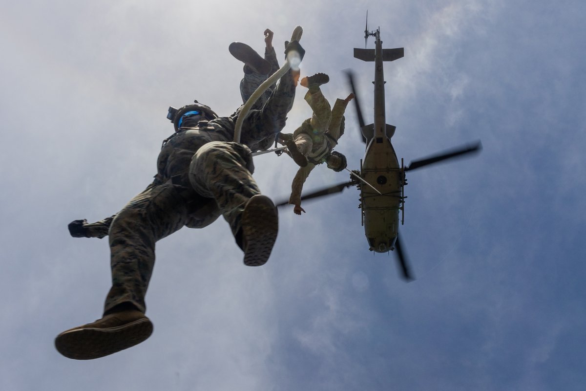 1stMAW_Marines's tweet image. Insert and extract

U.S. #Marines with @IIIMEF participate in a helicopter rope suspension techniques course at Camp Hansen, Okinawa, Japan, Sept. 26, 2024.

📸 Cpl. Kyle Chan