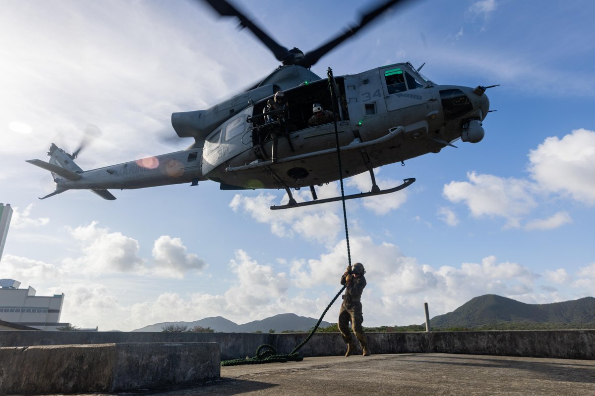 1stMAW_Marines's tweet image. Insert and extract

U.S. #Marines with @IIIMEF participate in a helicopter rope suspension techniques course at Camp Hansen, Okinawa, Japan, Sept. 26, 2024.

📸 Cpl. Kyle Chan