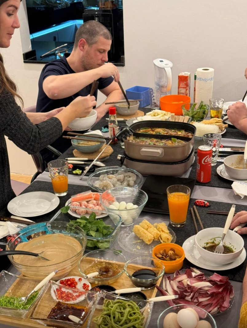 集まりごとは鍋です。 友達同士の友情は鍋のようなもので、温かいものです。鍋のスープの素がさまざまな食材を許容できるように、友人間の友情もさまざまな性格や考えを許容できます。友情はお互いに与え、返し合い、人生をより良いものにします。 🥰🥰🥰