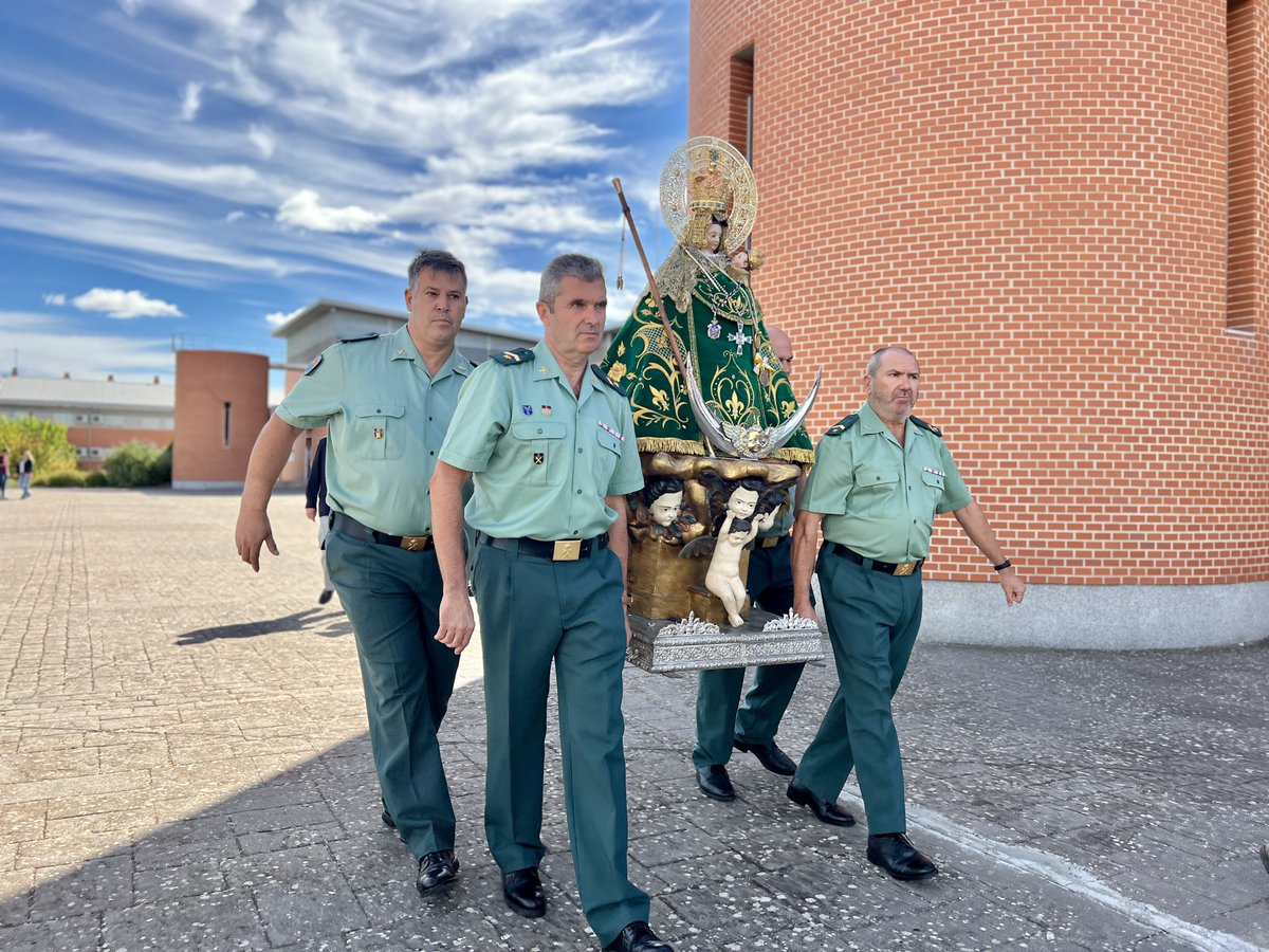 guardiacivilcc's tweet photo. Nos despedimos de la Virgen de la Montaña tras una mañana llena de emoción. 

Agradecemos a la cofradía por permitirnos compartir este momento tan especial. 

Que su presencia nos siga guiando y protegiendo.

 #PatronaDeCáceres https://t.co/eoHOJ0ZUTZ