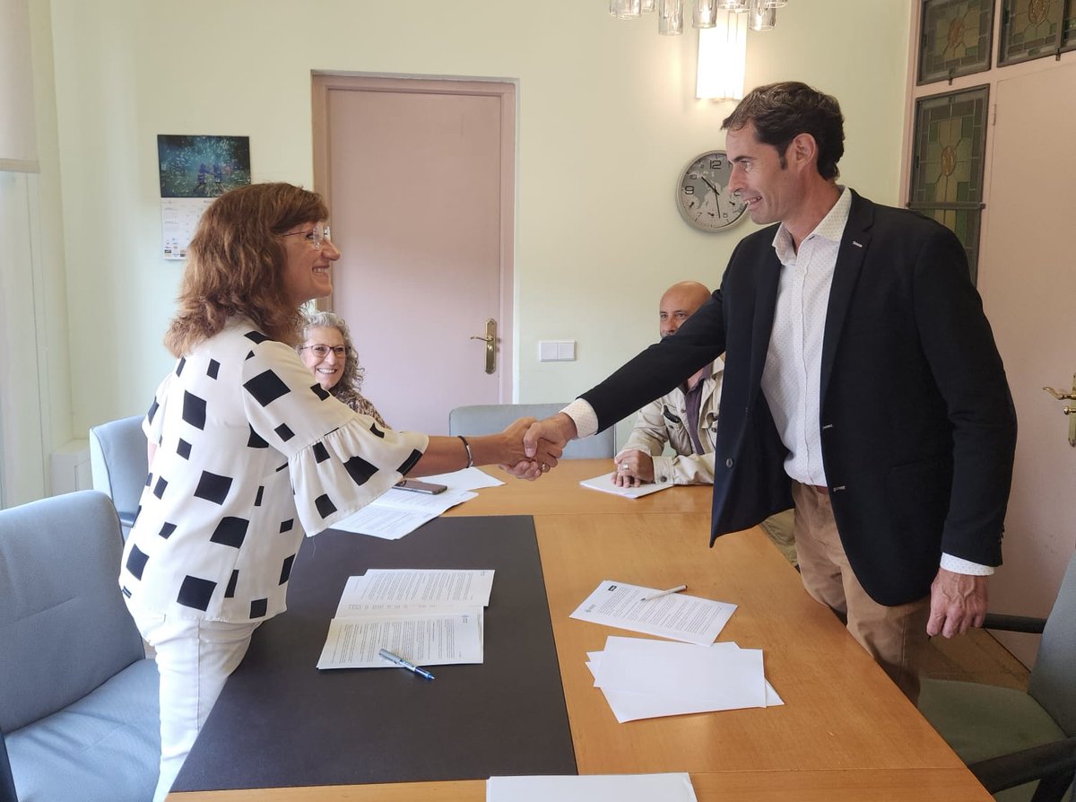 🤝 Renovem amb <a href="/dosrius/">Aj. de Dosrius</a> el fons de solidaritat que destinem a ajudar famílies en situació de vulnerabilitat.

✍️ L'alcaldessa <a href="/sivigarrido1/">Silvia Garrido</a> i el director d'Agbar Maresme <a href="/QmVicens/">Quim Vicens</a> han signat aquest conveni a #Dosrius.

💧 Garantim el servei d'aigua i contribuïm al seu benestar.