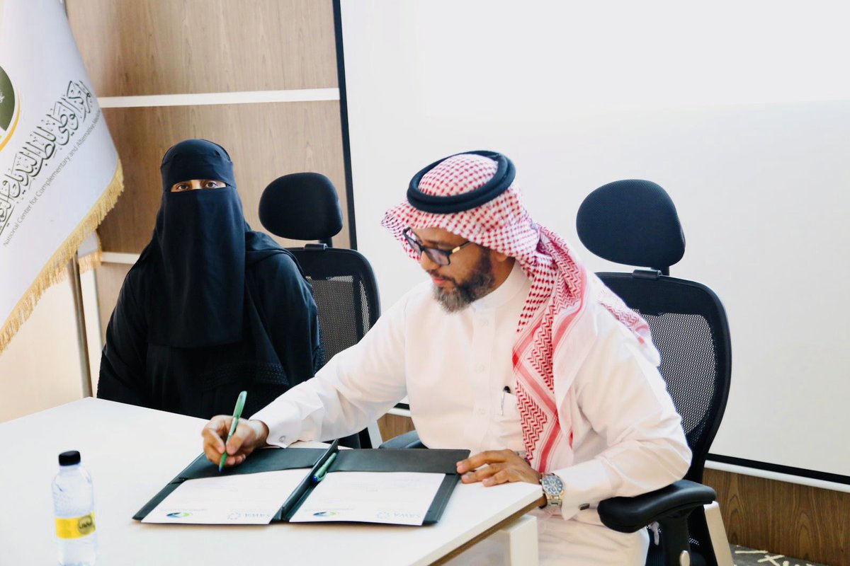 NCCAM_SA's tweet photo. قام سعادة المديرالعام التنفيذي بالمركز الدكتورعبدالرحمن الصحبي ورئيسة الجمعية السعودية للعافية سعادة البروفيسورةإبتسام الماضي@ebtissam99 بتوقيع مذكرة تفاهم بين الجمعية و المركز،والتي تهدف الى الرقي بجودة ممارسات الرفاه والعافية المشتركةمما ينعكس إيجاباًعلى صحة المجتمع. @AlMaarefa https://t.co/m6B1FJm1a6