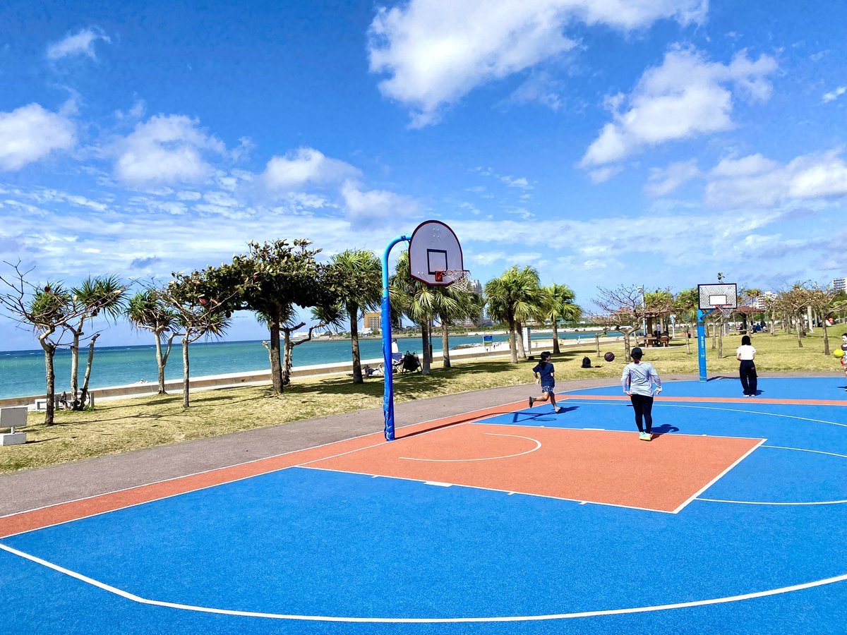 yamashoon's tweet photo. 【政策実現】移動式バスケコートを活用した実証実験⛹️‍♂️
公園のバスケゴール撤去が続いた明石市。問題は騒音＆老朽化。

そこで提案したのが、移動式コート(写真2,3)

バスケできる場だって子育て環境。理想は沖縄(写真4)。イベントの盛り上がりが明石の未来を左右します。ぜひご参加を！#スポーツのまち https://t.co/3MV93OtLRG